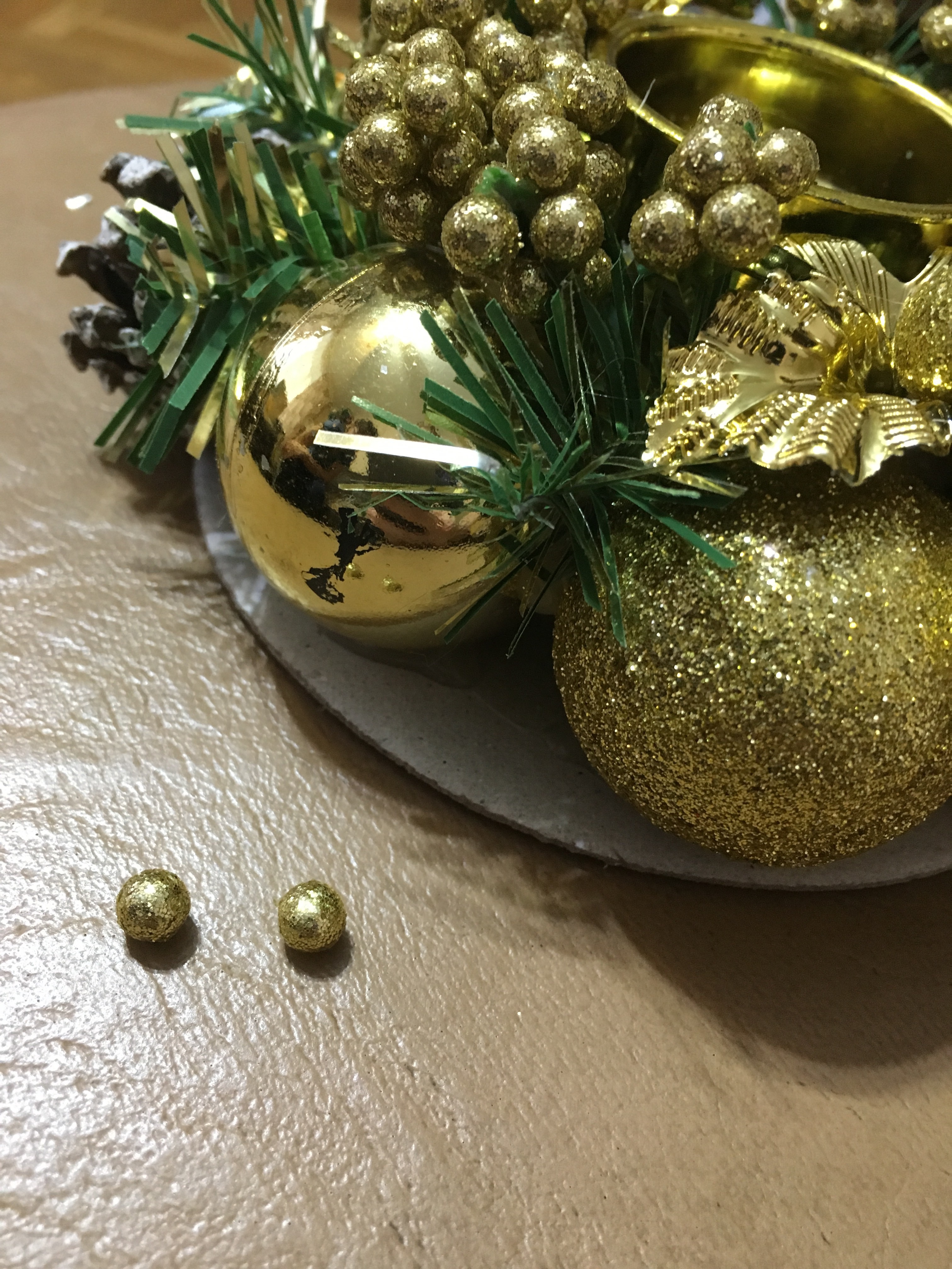 Фотография покупателя товара Подсвечник на одну свечу "Рождество" с шишками и золотыми шариками, 13х5 см отв d-4 см - Фото 1