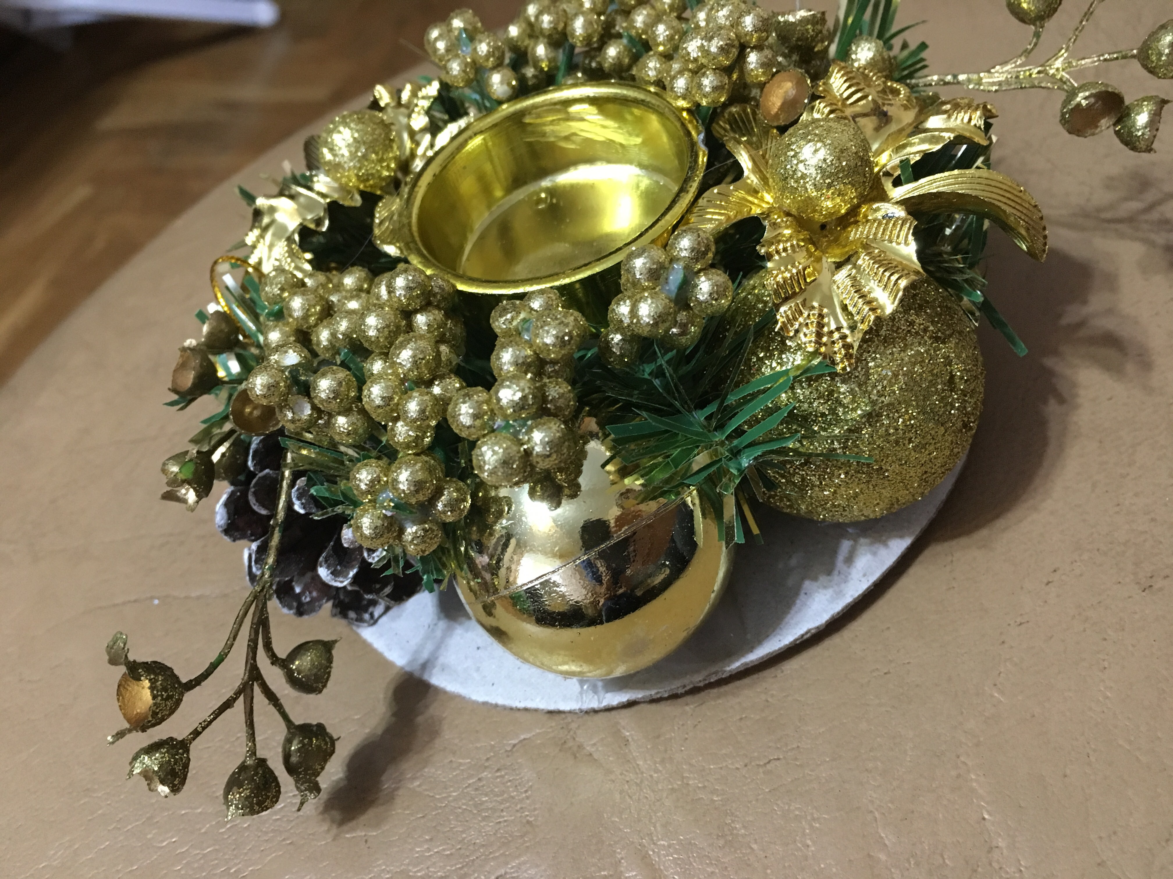 Фотография покупателя товара Подсвечник на одну свечу "Рождество" с шишками и золотыми шариками, 13х5 см отв d-4 см - Фото 3