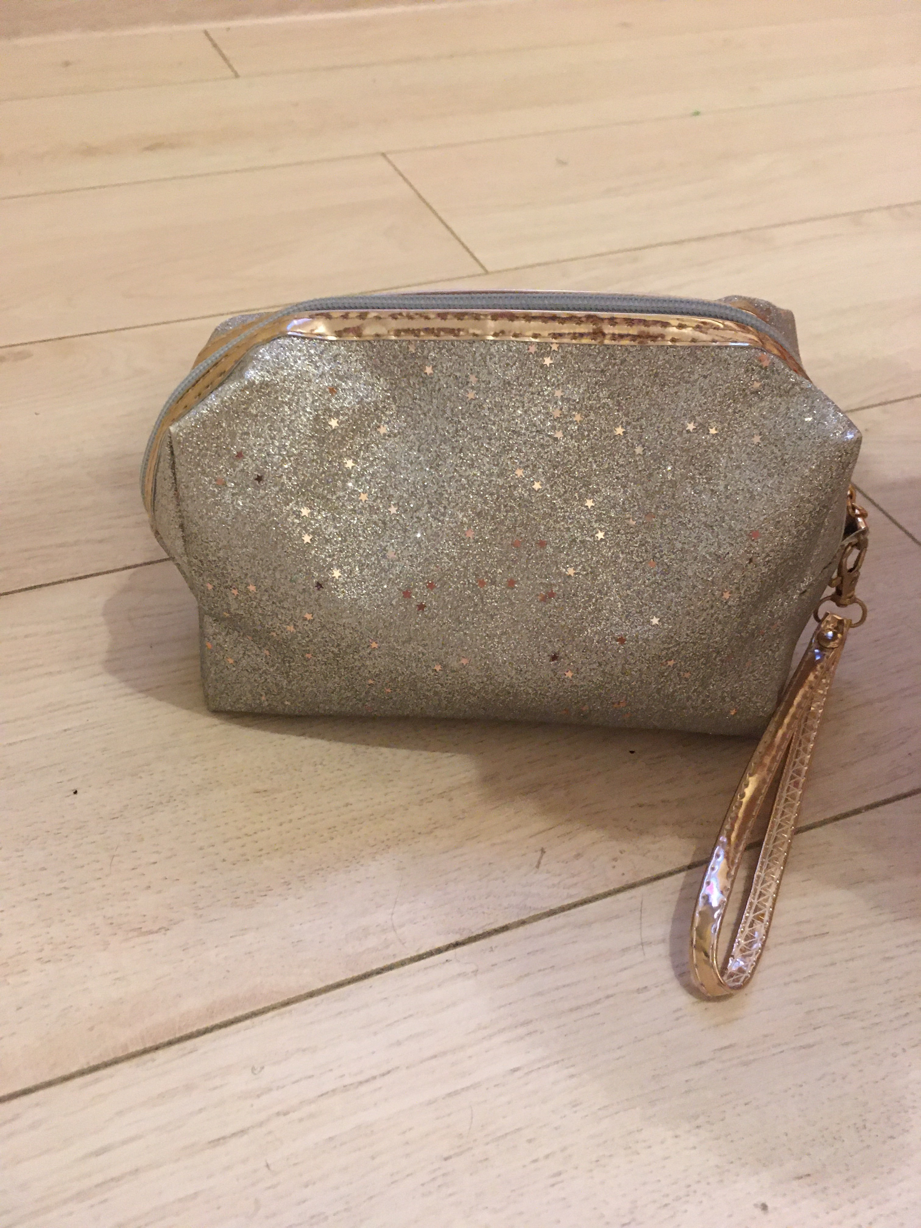 Фотография покупателя товара Косметичка дорожная, отдел на молнии, с ручкой, цвет серебро - Фото 2