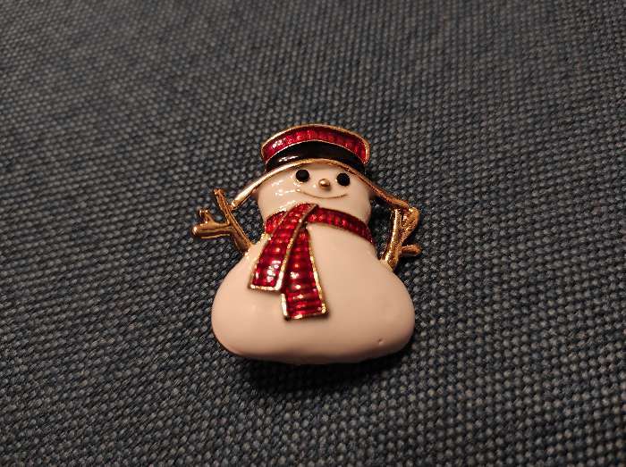 Фотография покупателя товара Брошь новогодняя "Снеговичок", цветная в золоте