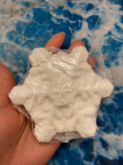Фотография покупателя товара Бомбочка для ванн «Снежинка», белая, с ароматом печенья, 100 г - Фото 2