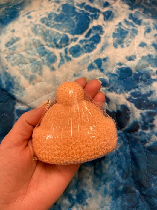 Фотография покупателя товара Бомбочка для ванн «Вязаная шапочка», красная, с ароматом мандарина - Фото 2