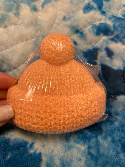 Фотография покупателя товара Бомбочка для ванн «Вязаная шапочка», красная, с ароматом мандарина - Фото 3