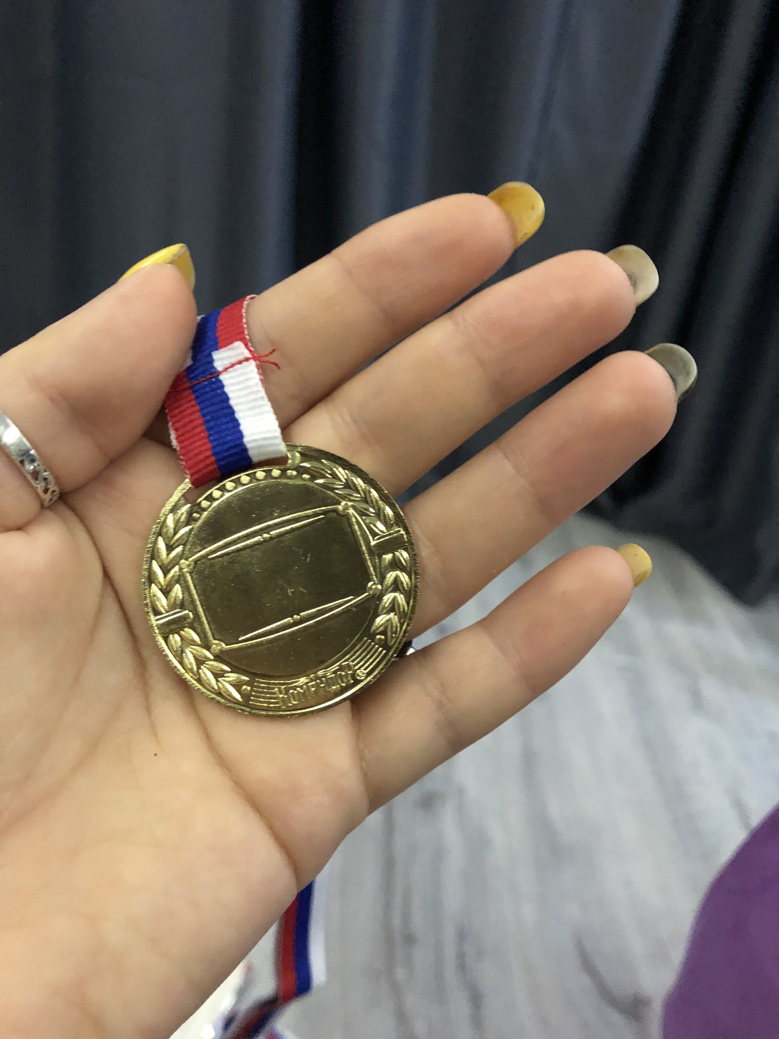 Фотография покупателя товара Медаль призовая 043, d= 4 см. 1 место. Цвет золото. С лентой