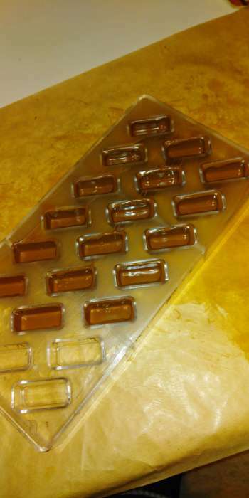 Фотография покупателя товара Форма для конфет и шоколада KONFINETTA «Буэно», 27,5×13,5×2,5 см, 21 ячейка (3,5×1,5×1 см)