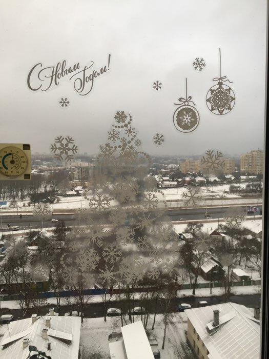 Фотография покупателя товара Наклейка для окон «Новогодняя ёлочка», многоразовая, 33 × 50 см - Фото 2