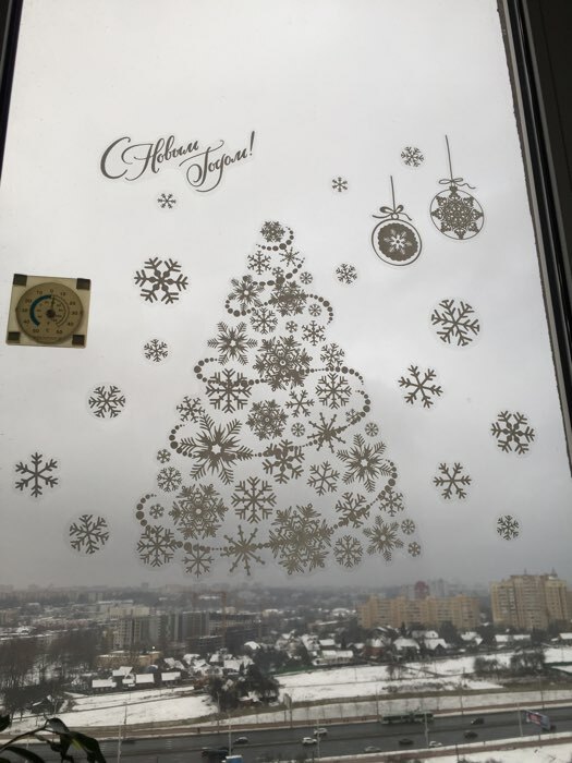 Фотография покупателя товара Наклейка для окон «Новогодняя ёлочка», многоразовая, 33 × 50 см - Фото 3