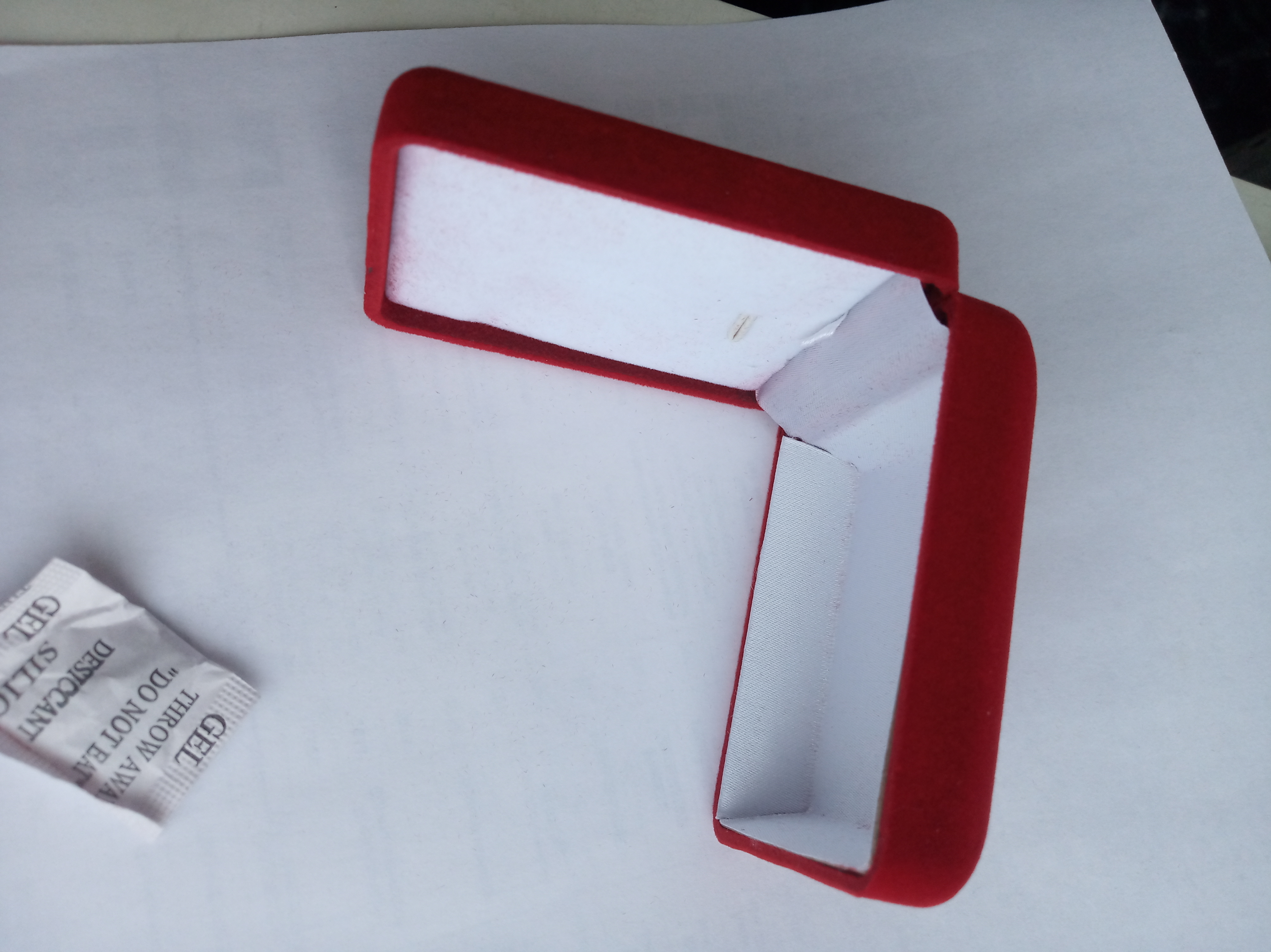 Фотография покупателя товара Футляр под гарнитур (серьги, кулон) «Прямоугольник» 7,5×6, цвет красный, вставка белая - Фото 1