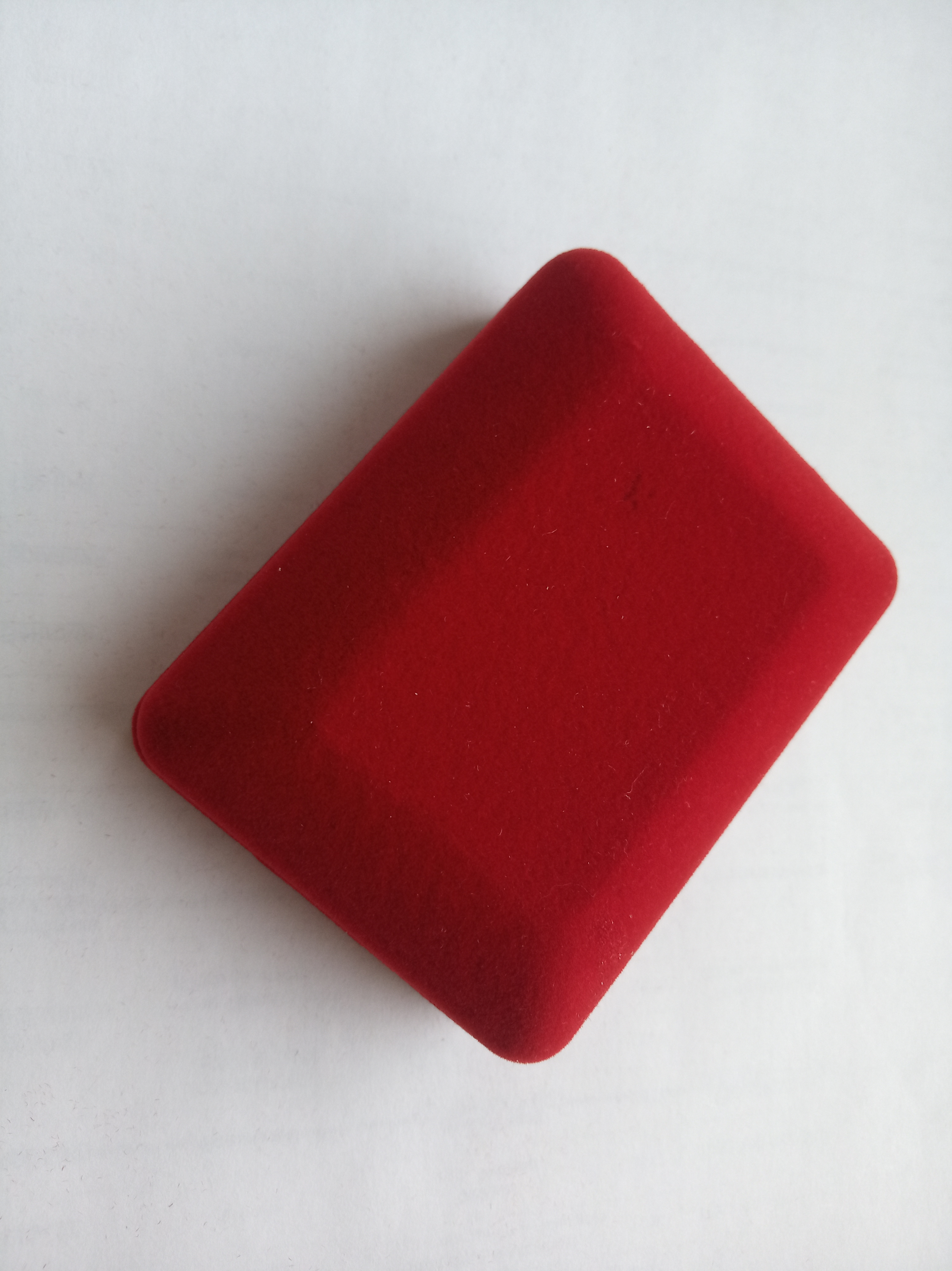 Фотография покупателя товара Футляр под гарнитур (серьги, кулон) «Прямоугольник» 7,5×6, цвет красный, вставка белая - Фото 3