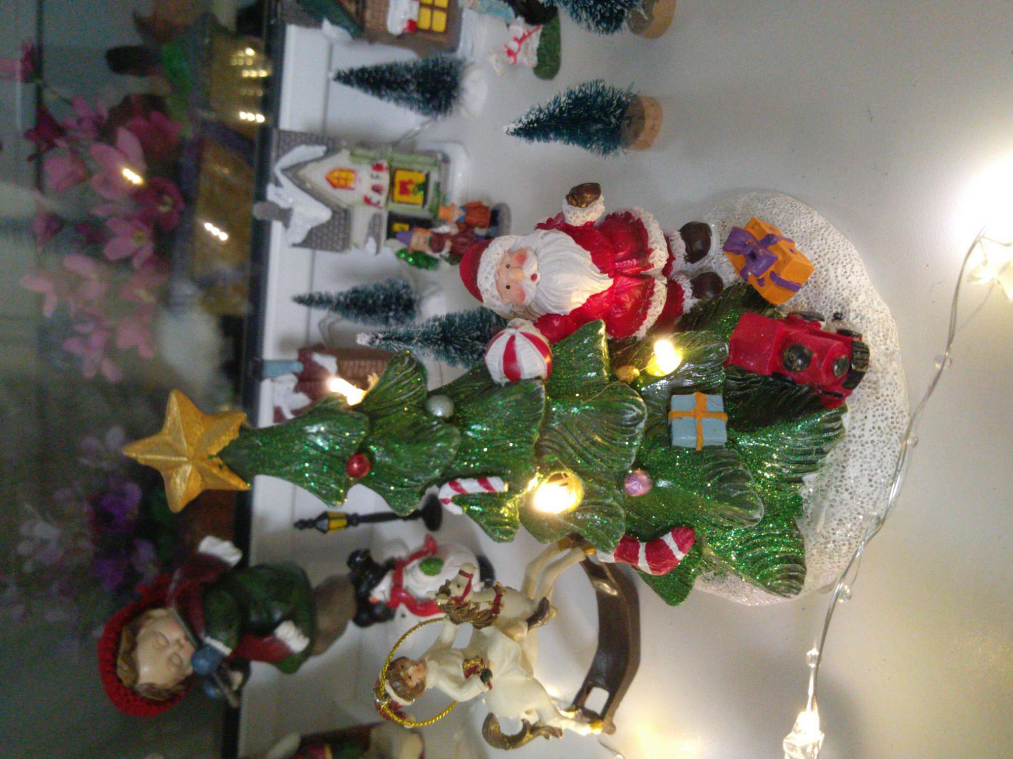 Фотография покупателя товара Сувенир полистоун свет "Дед Мороз у нарядной ёлочки" 11х9,5х14,5 см - Фото 1