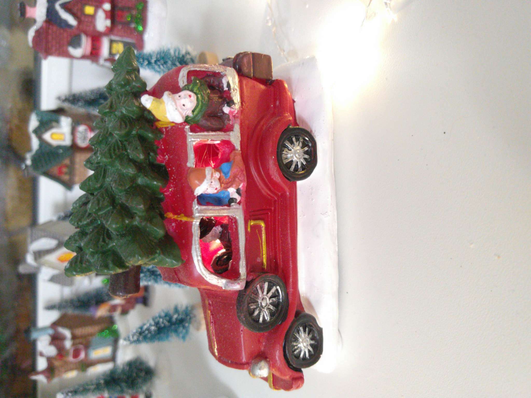 Фотография покупателя товара Светодиодная фигура «Автомобиль с ёлкой», керамика, батарейки AG10х3, свечение тёплое белое - Фото 1