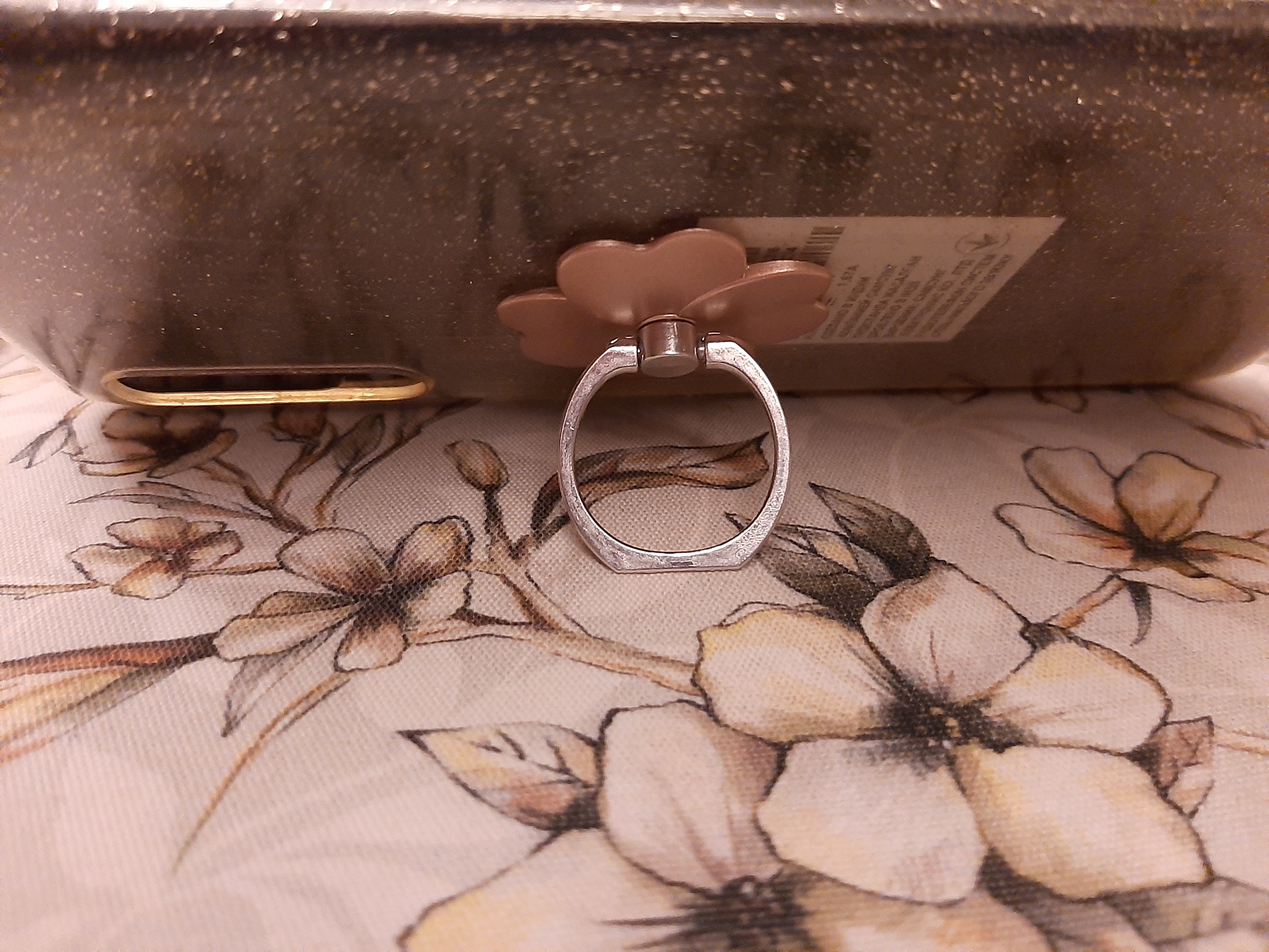 Фотография покупателя товара Держатель-подставка с кольцом для телефона LuazON, в форме цветка, светло-жёлтый - Фото 1
