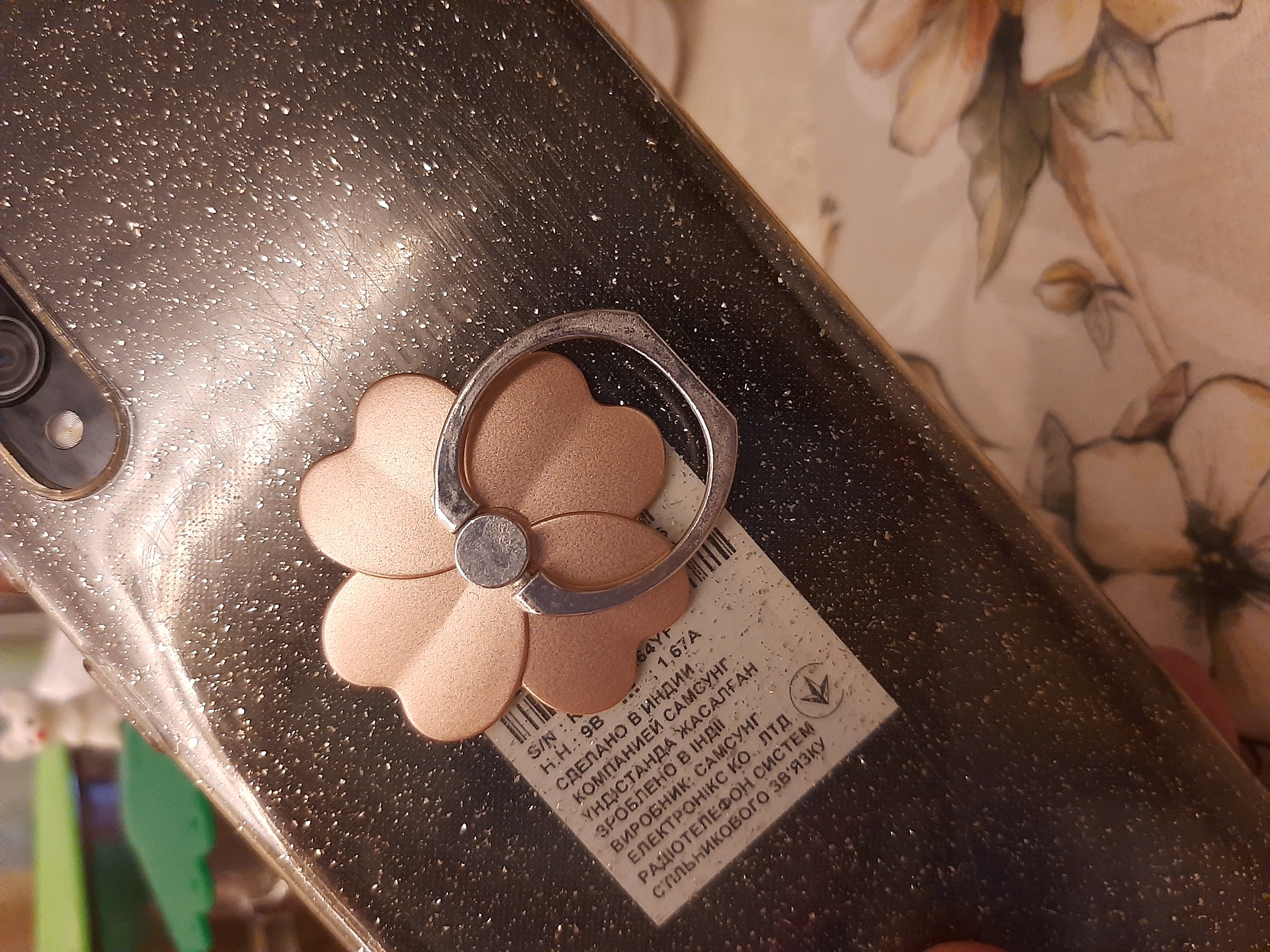 Фотография покупателя товара Держатель-подставка с кольцом для телефона LuazON, в форме цветка, светло-жёлтый - Фото 2