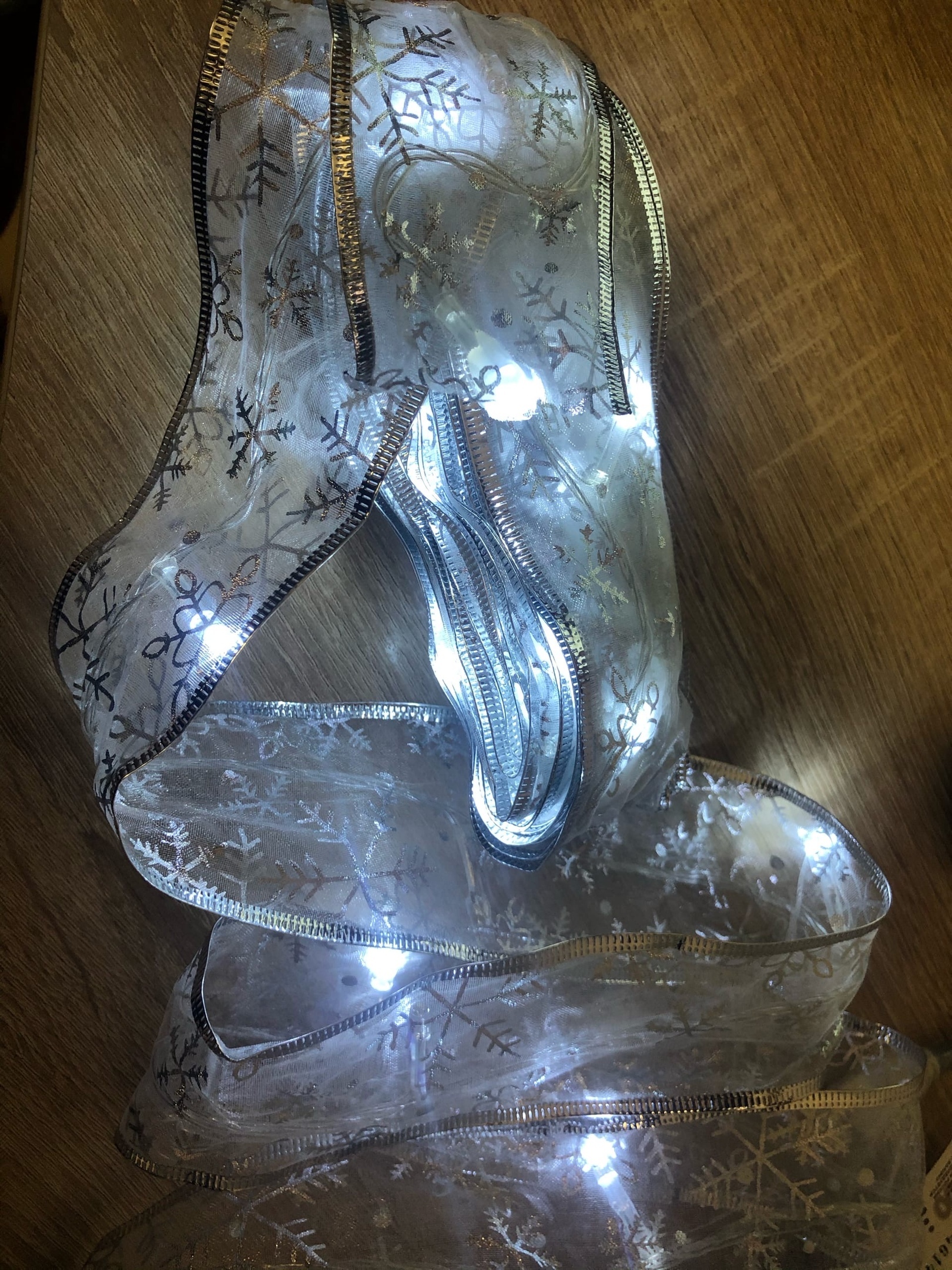 Фотография покупателя товара Гирлянда "Нить" 9 м с лентой "Снежинки серебристые", IP20, прозрачная нить, 72 LED, свечение белое, 8 режимов, 220 В
