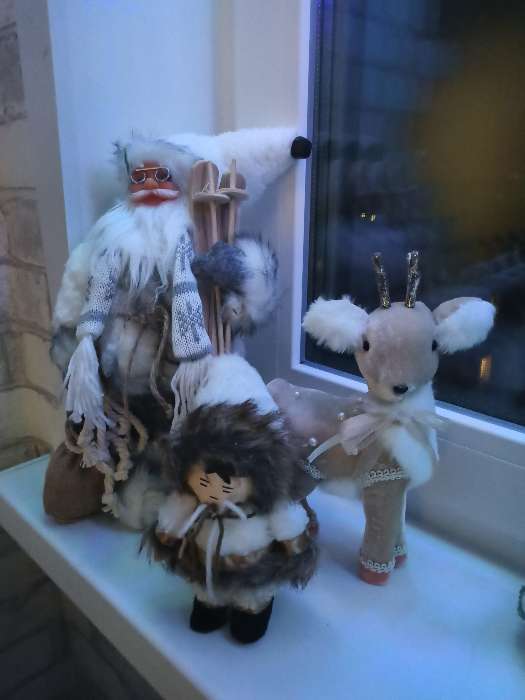 Фотография покупателя товара Дед Мороз под ёлку «Зимнее волшебство. В белой шубке с лыжами», 60 см - Фото 5