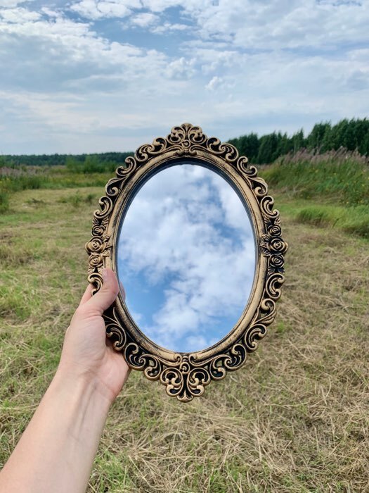 Фотография покупателя товара Зеркало настенное «Вензеля», зеркальная поверхность 16 × 23 см, цвет «белёное золото» - Фото 4