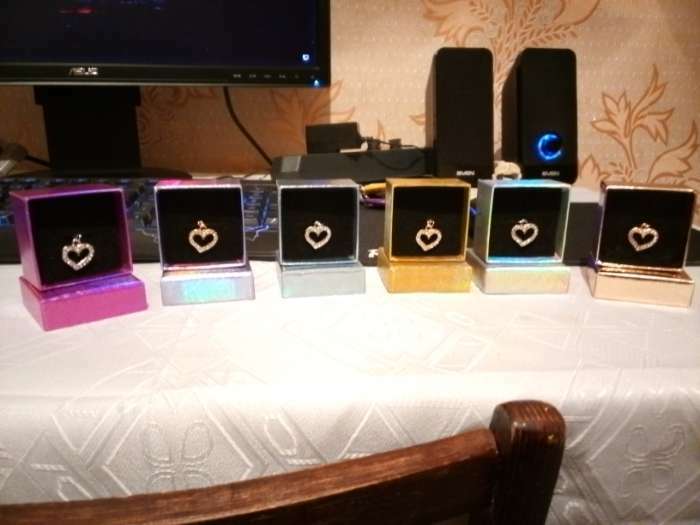 Фотография покупателя товара Коробочка подарочная под серьги/кольцо «Голография», 5×5 (размер полезной части 4,5×4,5 см), цвет МИКС