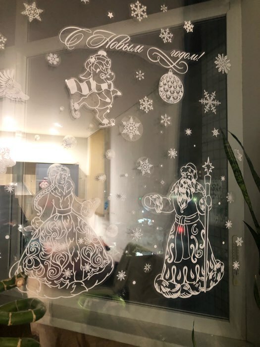 Фотография покупателя товара Наклейка для окон «Дед Мороз и Снегурочка», многоразовая, 50 × 70 см - Фото 10