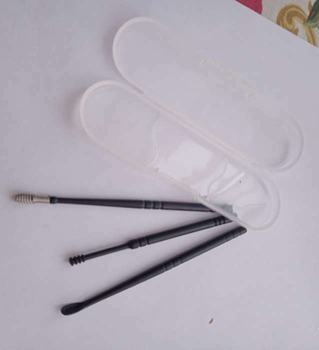 Фотография покупателя товара Набор для чистки ушей, 3 предмета, в пластиковом футляре, 10,5 × 3 × 1 см, цвет чёрный - Фото 2