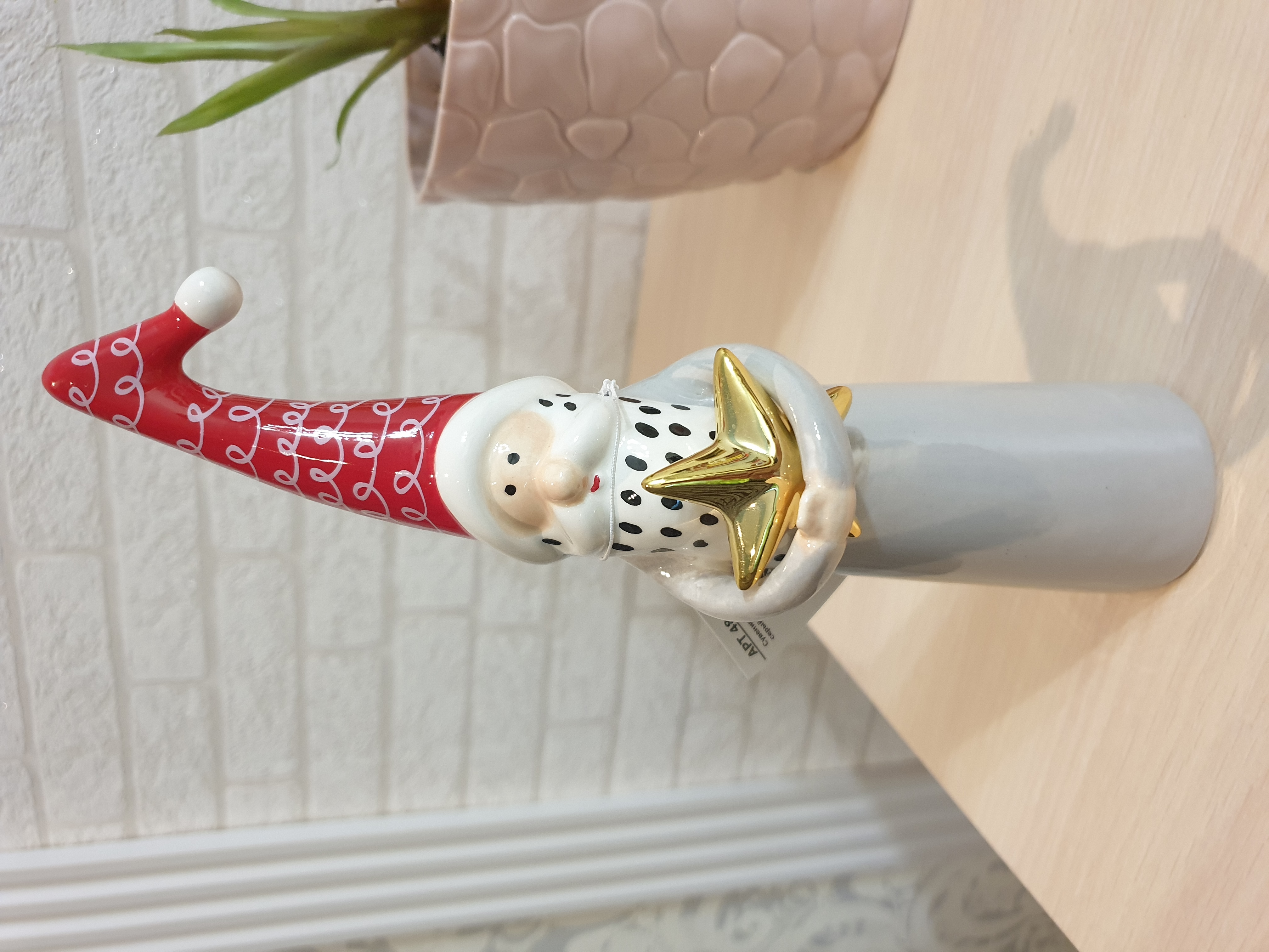 Фотография покупателя товара Сувенир керамика "Дедушка Мороз с звёздочкой в обнимку" серый с красным 23,6х5,9х7,2 см - Фото 1
