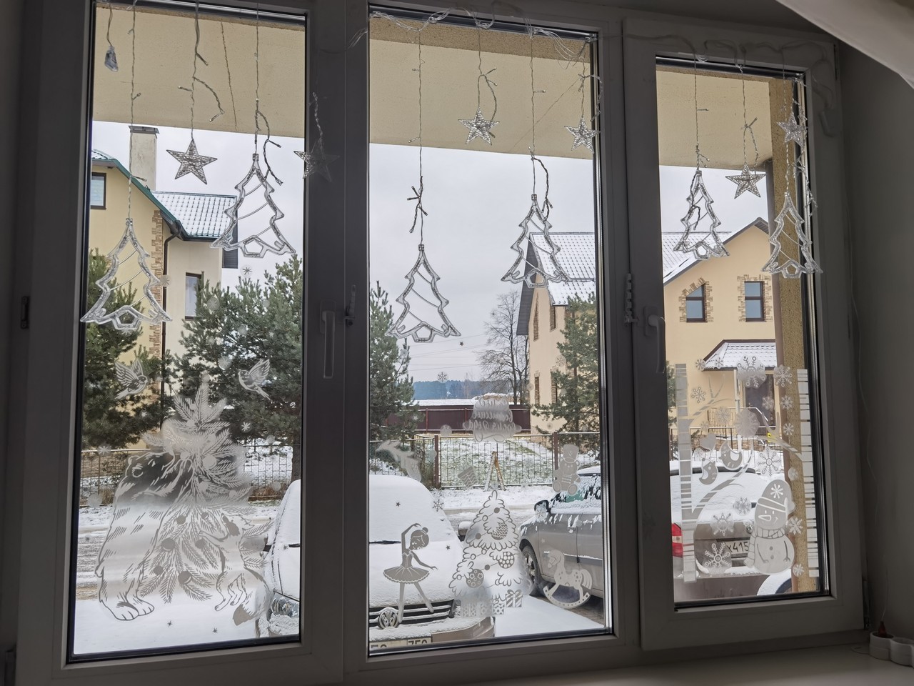 Фотография покупателя товара Гирлянда «Бахрома» 2.4 × 0.9 м с насадками «Снежинки», IP20, прозрачная нить, 150 LED, свечение белое, 8 режимов, 220 В - Фото 30