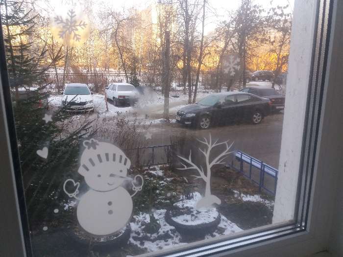 Фотография покупателя товара Наклейка для окон «Снеговики», многоразовая, 50 × 70 см - Фото 3