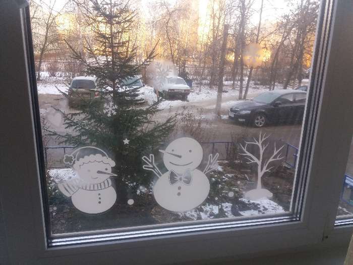 Фотография покупателя товара Наклейка для окон «Снеговики», многоразовая, 50 × 70 см - Фото 2
