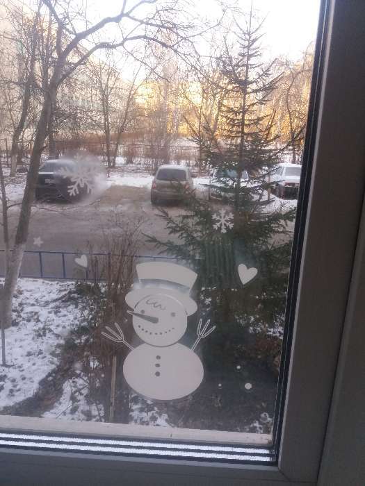 Фотография покупателя товара Наклейка для окон «Снеговики», многоразовая, 50 × 70 см - Фото 4