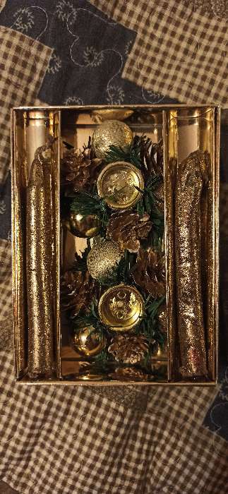 Фотография покупателя товара Свеча новогодняя с подсвечником "Золотые шары и шишки" (набор 4 шт) 3,5х15х11 см - Фото 2