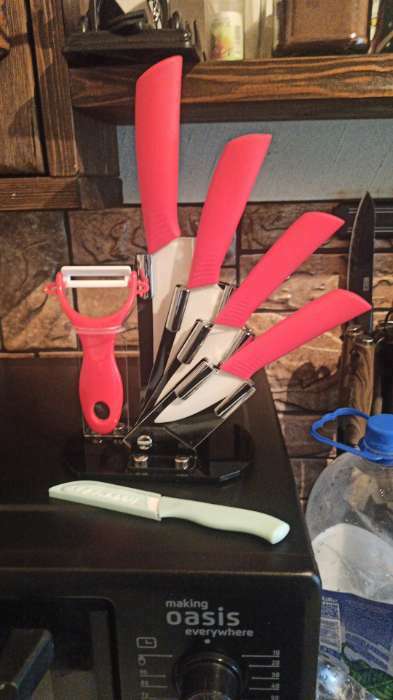 Фотография покупателя товара Набор кухонный на подставке Доляна «Симпл», 5 предметов: ножи 7,5 см, 10,5 см, 13 см, 15 см, овощечистка, цвет красный