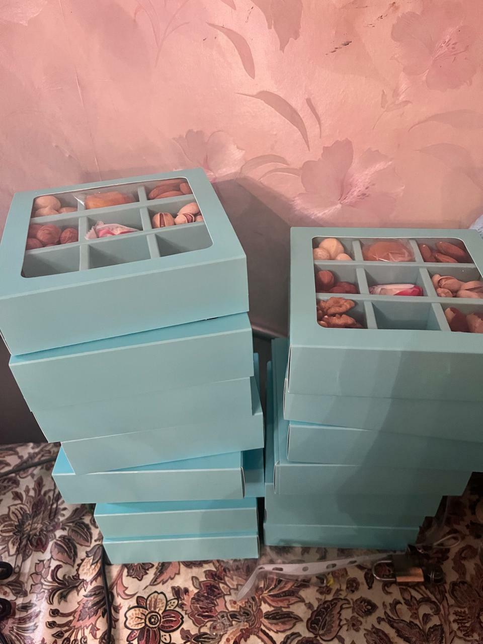 Фотография покупателя товара Коробка под 9 конфет с обечайкой, голубой, 13,7 х 13,7 х 3,5 см