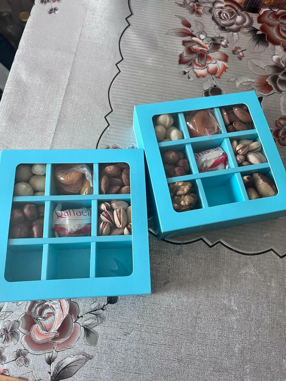 Фотография покупателя товара Коробка под 9 конфет с обечайкой, голубой, 13,7 х 13,7 х 3,5 см