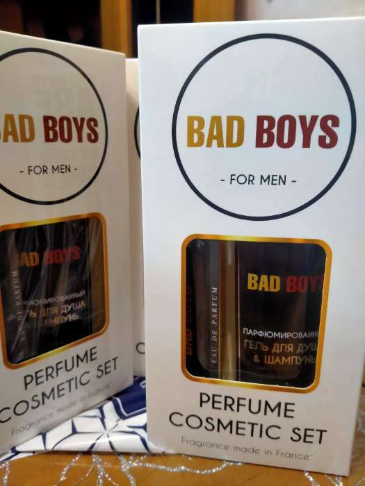 Фотография покупателя товара Подарочный набор мужской Bad Boys: гель для душа, 250 мл + парфюмерная вода, 33 мл - Фото 2