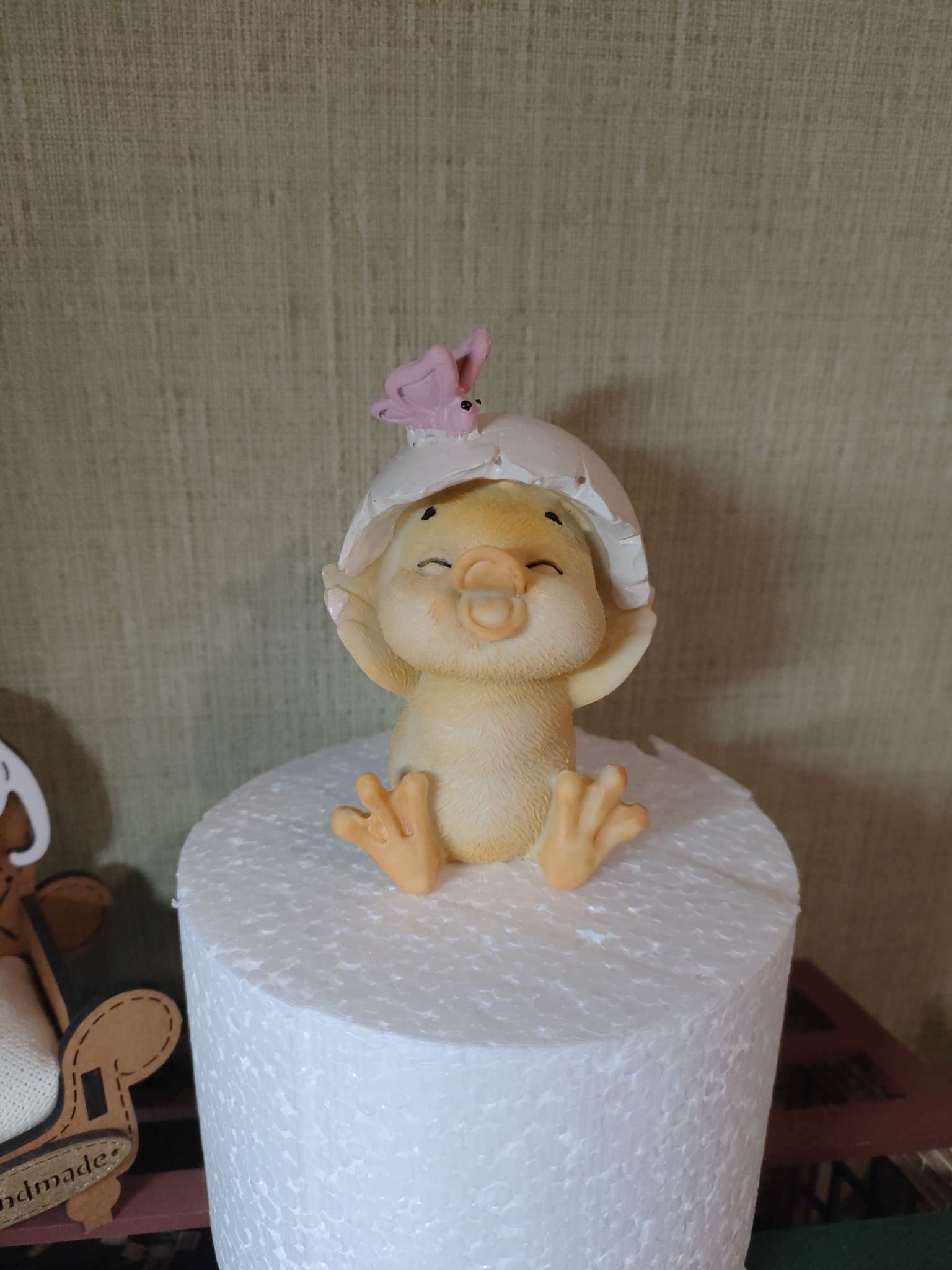 Фотография покупателя товара Фигурка полистоун «Утёнок со скорлупой и бабочкой», 6.5×5.5×8.5 см - Фото 6