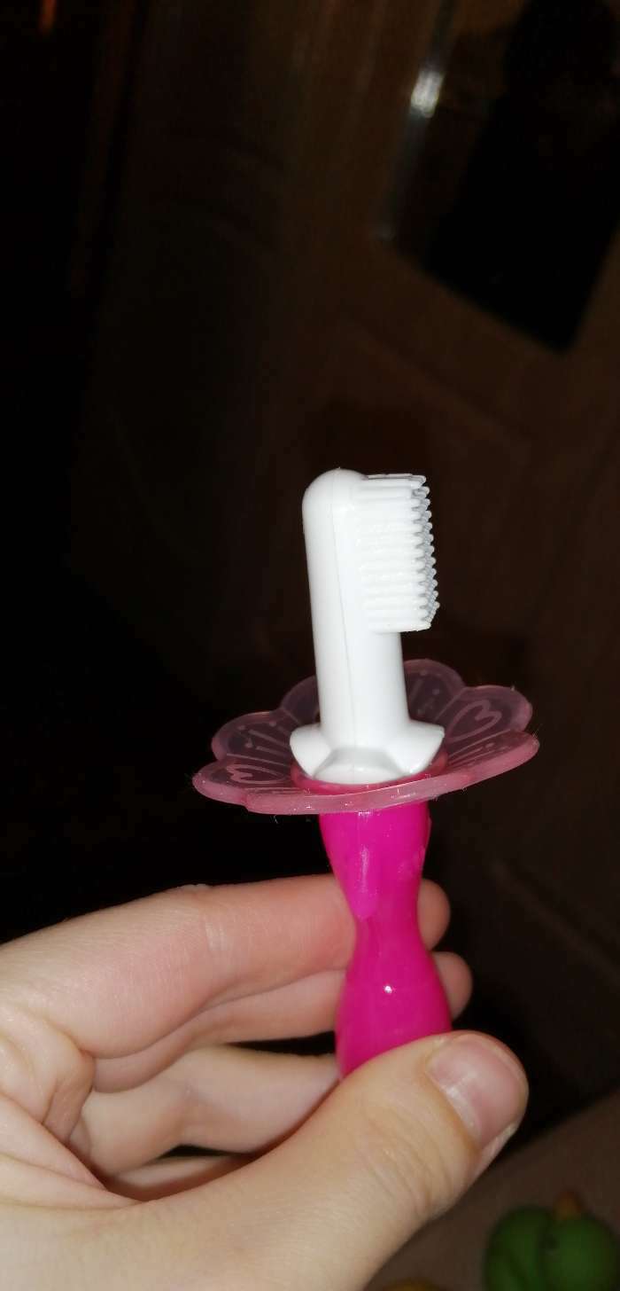 Фотография покупателя товара Детская зубная щетка-массажер, «Морской конёк», силиконовая, с ограничителем, от 3 мес., цвет МИКС - Фото 6