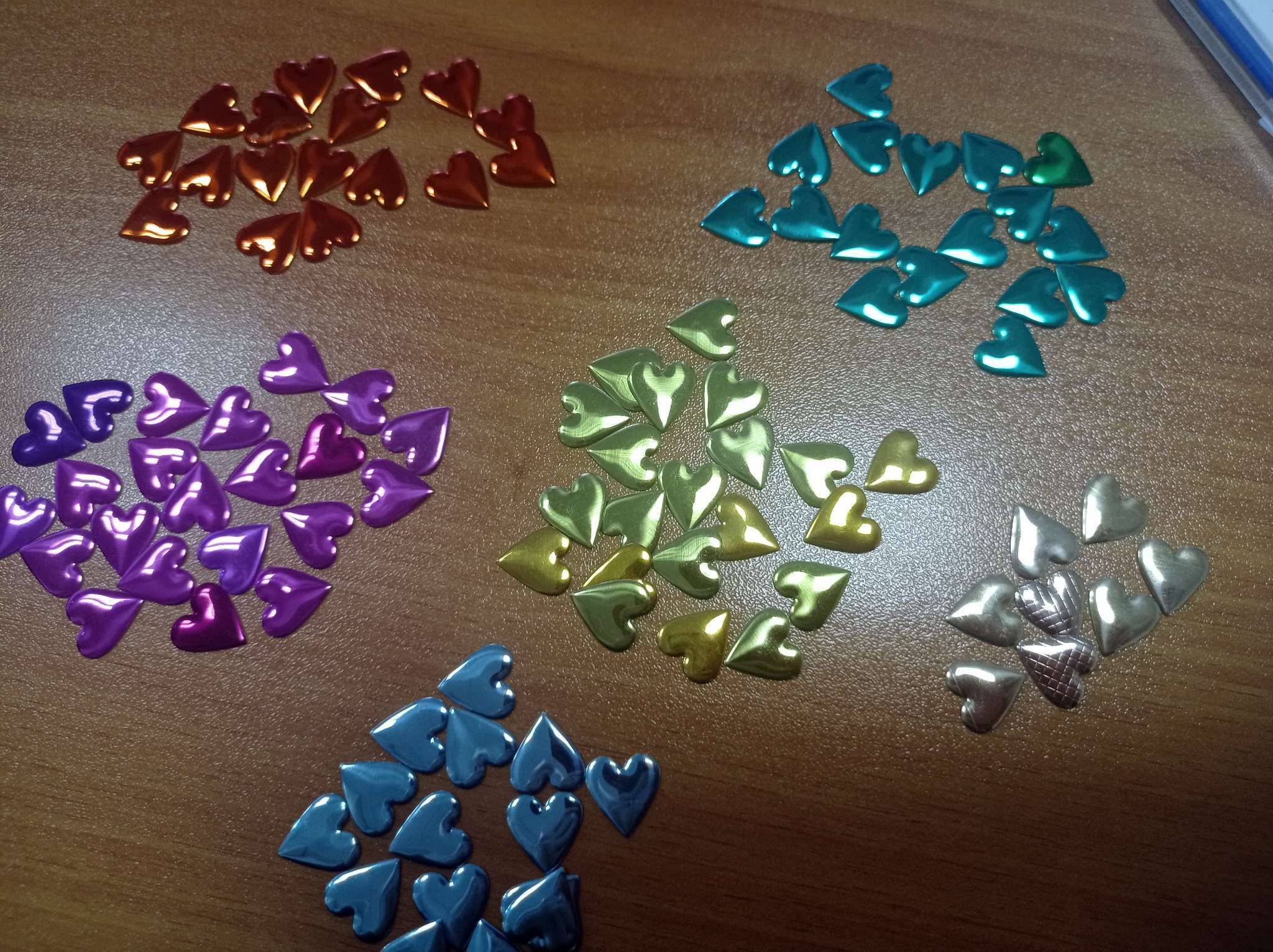 Фотография покупателя товара Декор для творчества металл "Сердца" разноцветные набор 100 шт 1,2х1,2 см