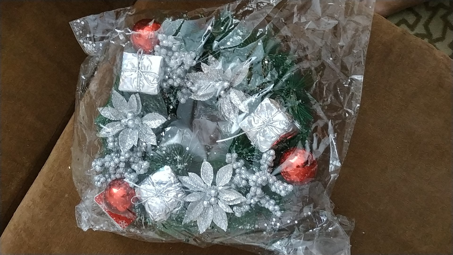 Фотография покупателя товара Венок новогодний d-25 см "Цветы и подарочки"