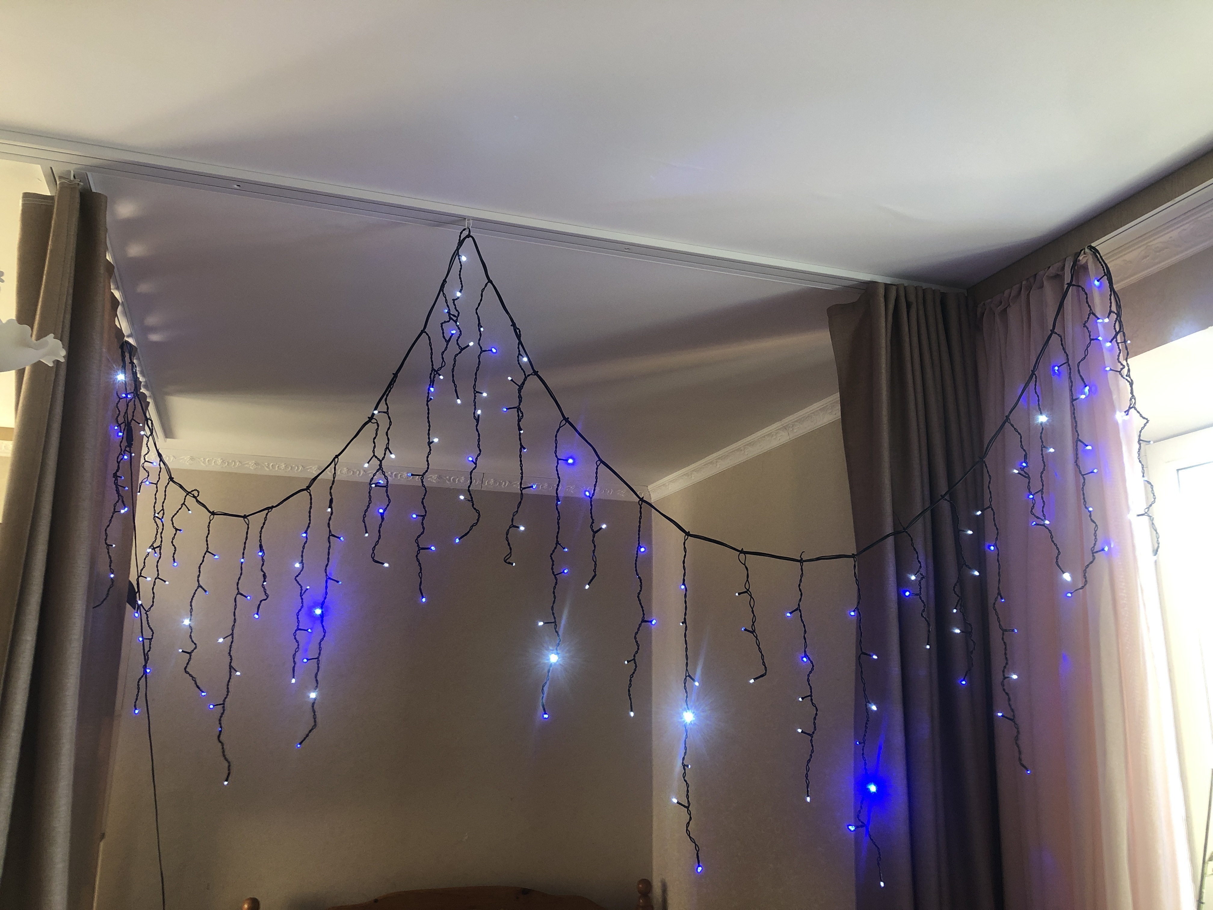 Фотография покупателя товара Гирлянда «Бахрома» 4 × 0.6 м, IP44, тёмная нить, 180 LED, свечение бело-синее, мигание, 220 В - Фото 3