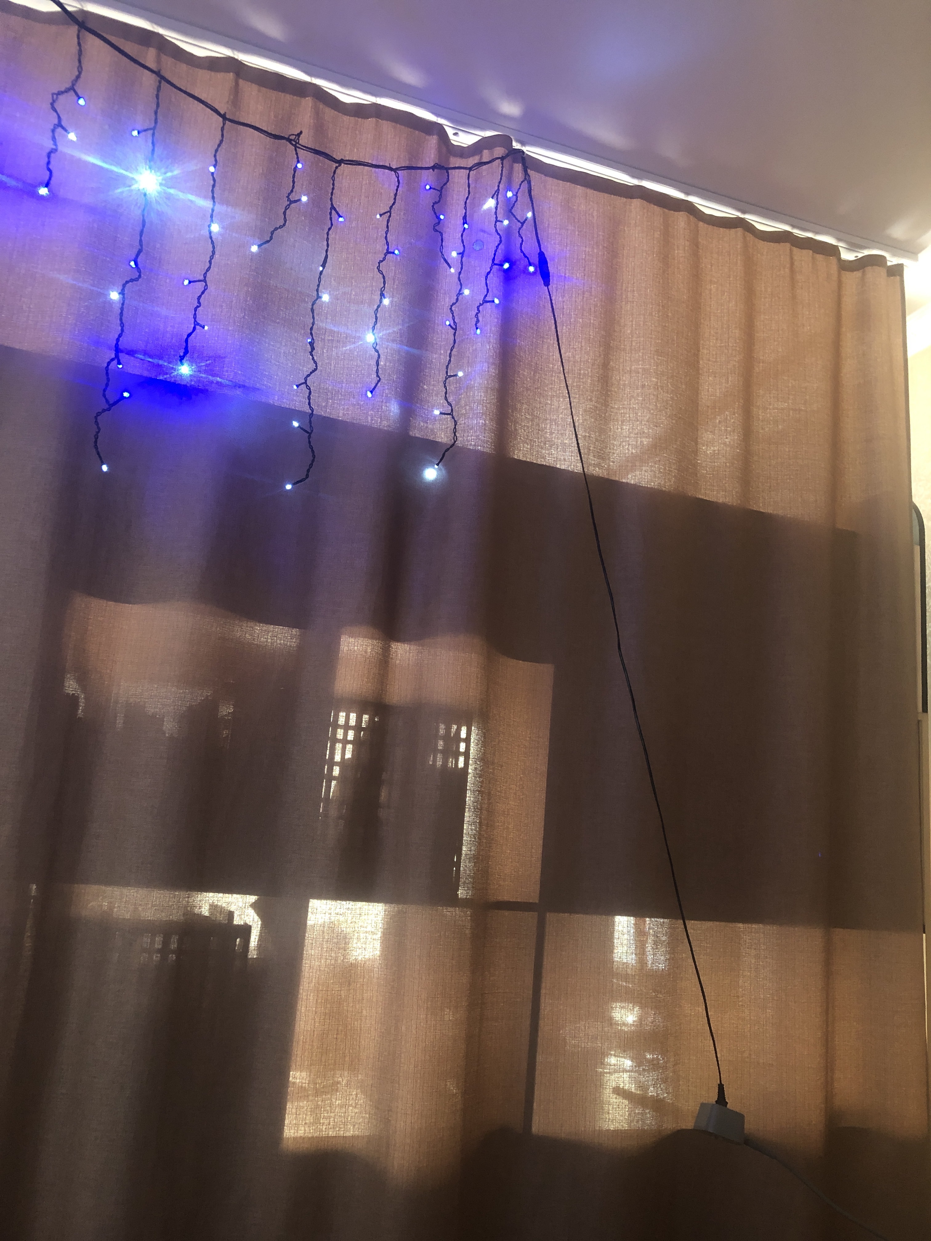 Фотография покупателя товара Гирлянда «Бахрома» 4 × 0.6 м, IP44, тёмная нить, 180 LED, свечение бело-синее, мигание, 220 В - Фото 4