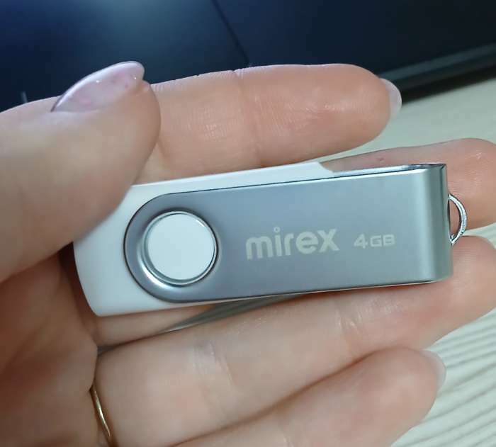 Фотография покупателя товара Флешка Mirex SWIVEL WHITE, 4 Гб, USB2.0, чт до 25 Мб/с, зап до 15 Мб/с, белая