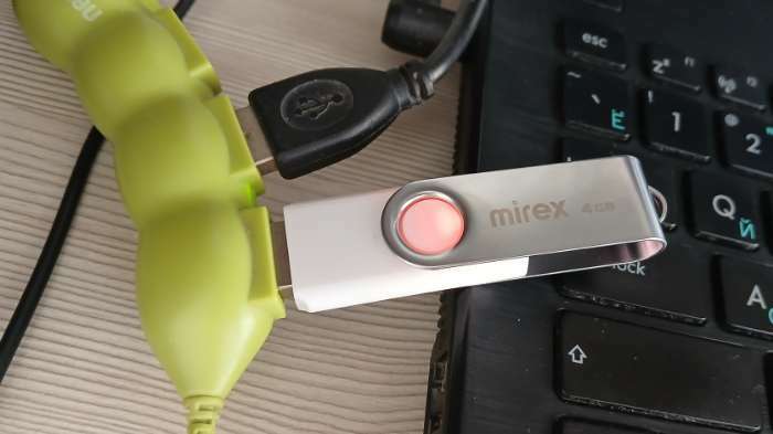 Фотография покупателя товара Флешка Mirex SWIVEL WHITE, 4 Гб, USB2.0, чт до 25 Мб/с, зап до 15 Мб/с, белая - Фото 2