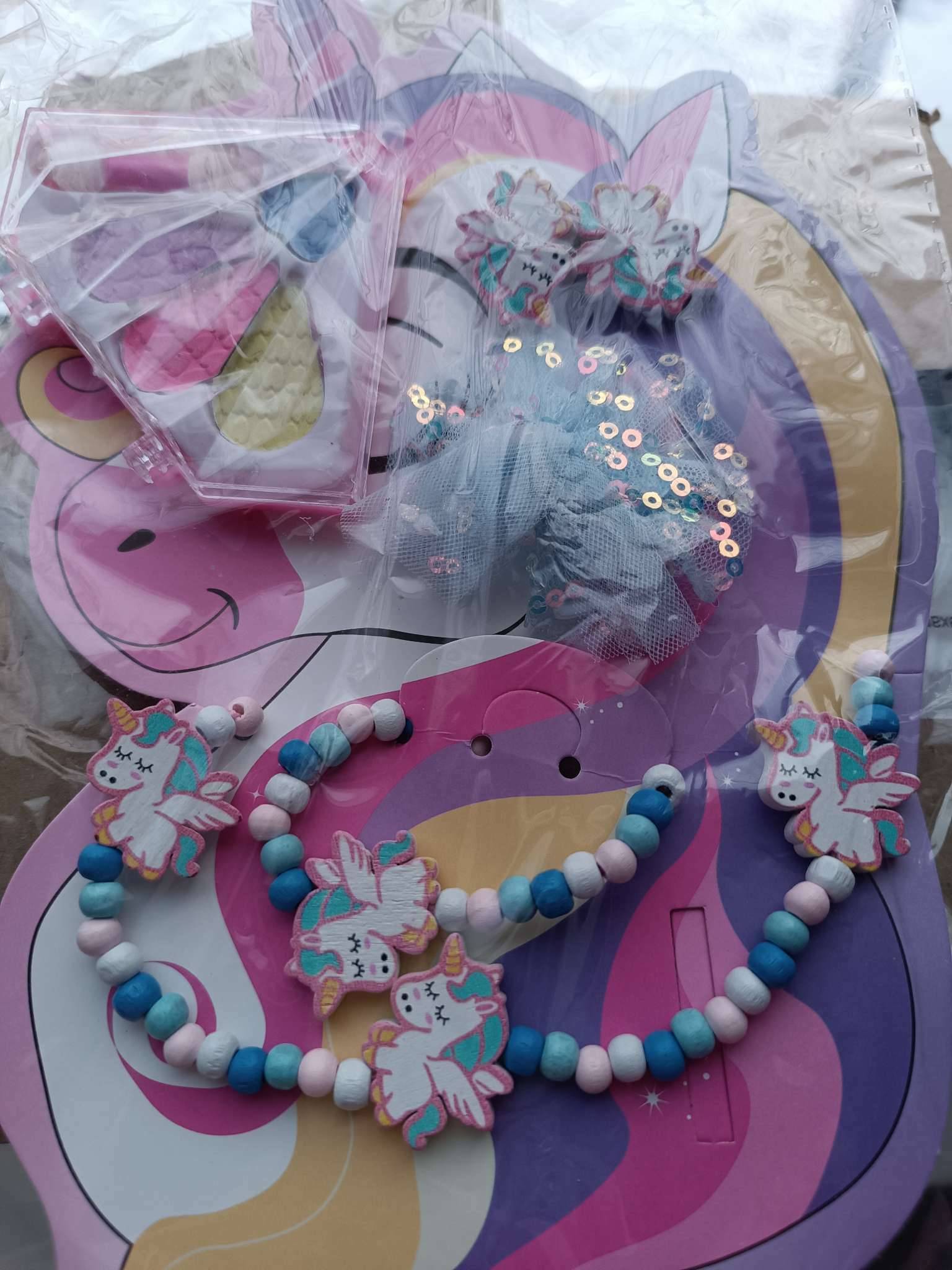 Фотография покупателя товара Набор детский «Выбражулька» 4 предмета: резинка для волос, клипсы, бусы, браслет, единорожка, цветной