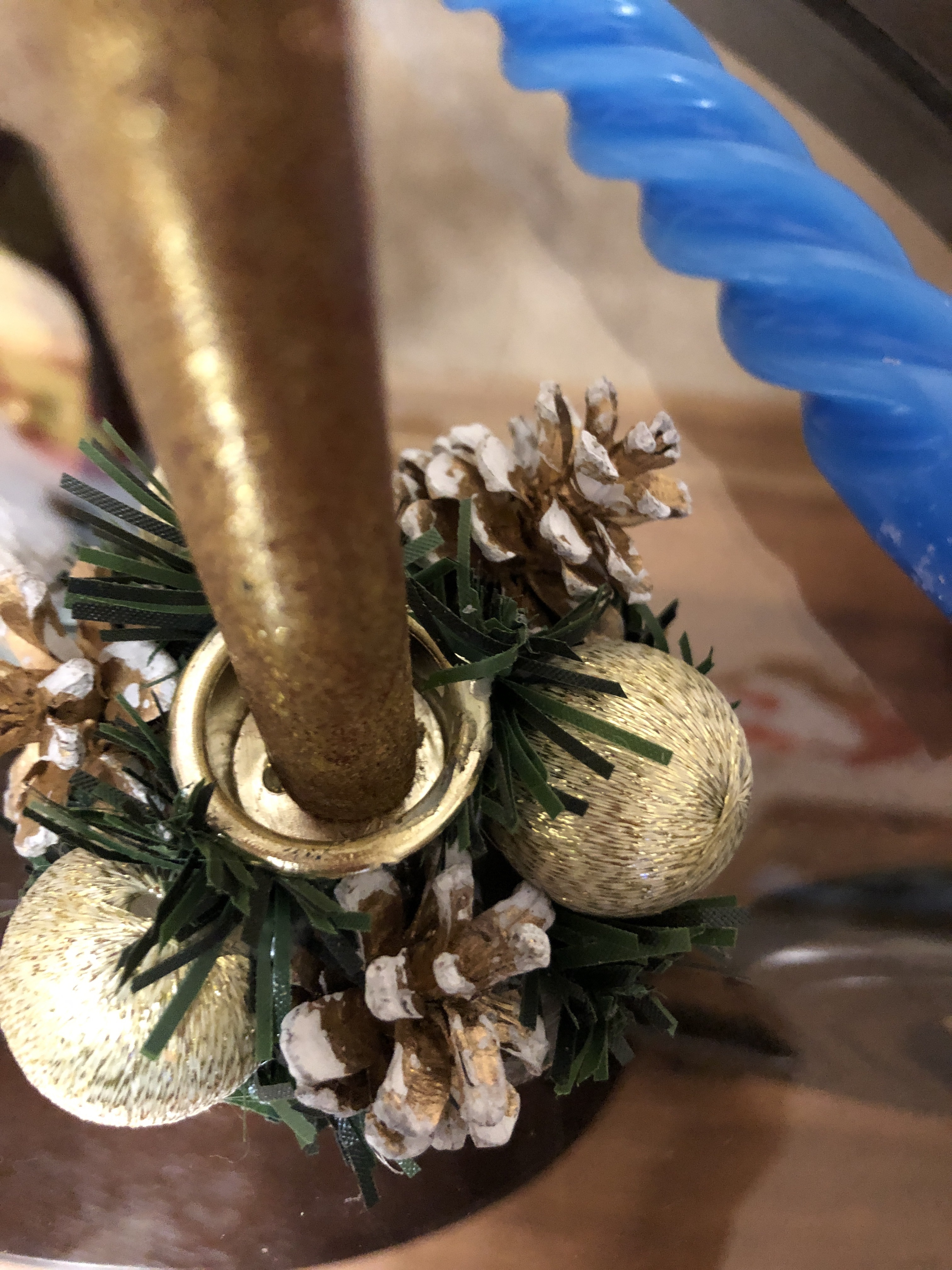 Фотография покупателя товара Свеча новогодняя с подсвечником "Шишки и шарики" (набор 4 шт) 3,5х11х15 см, золото