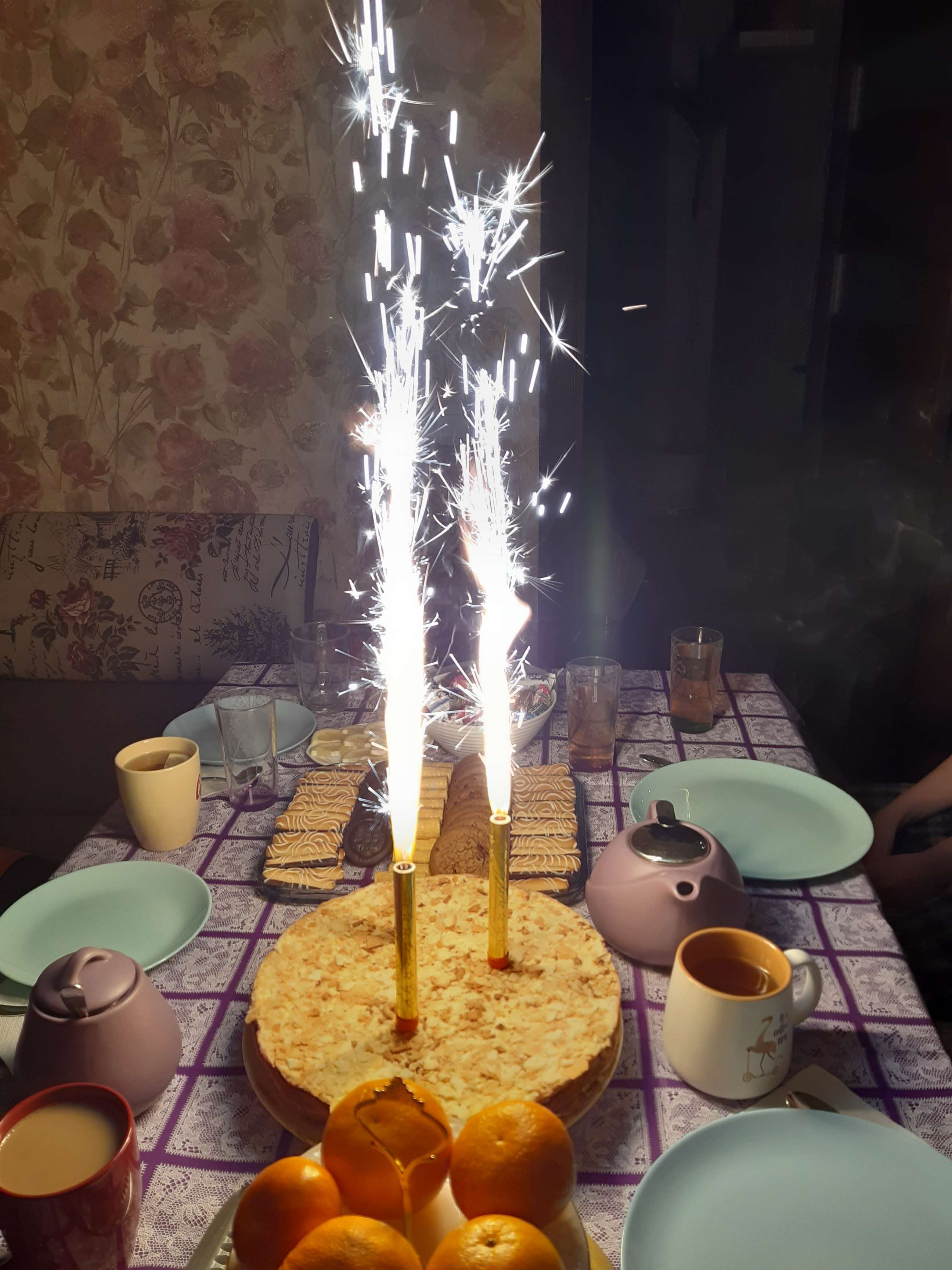 Фотография покупателя товара Свечи фонтаны для торта "Золотые искры", 10 см, 30 секунд, 4 шт - Фото 76