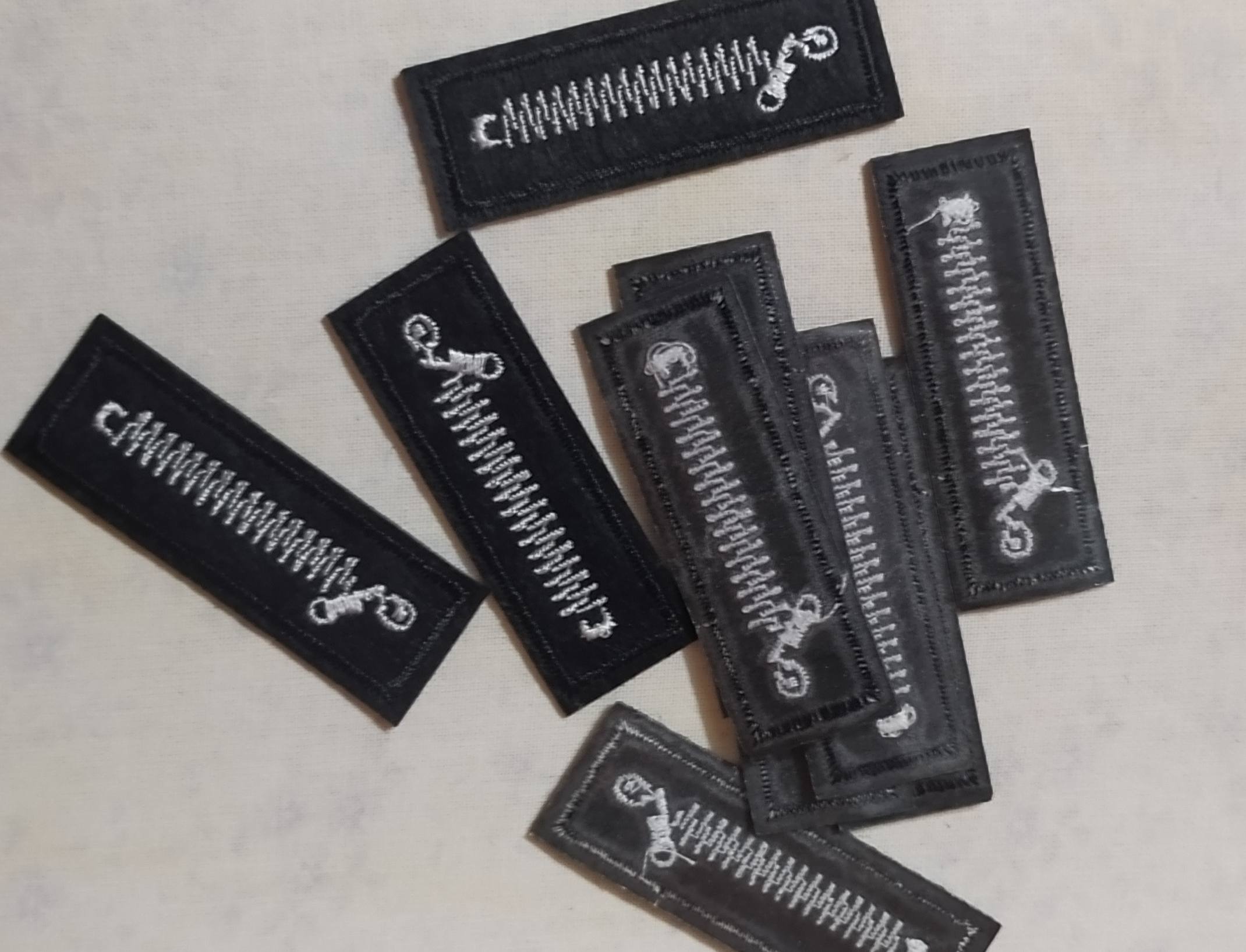 Фотография покупателя товара Термоаппликация «Молния», 6×2.1 см, чёрная, белая - Фото 2