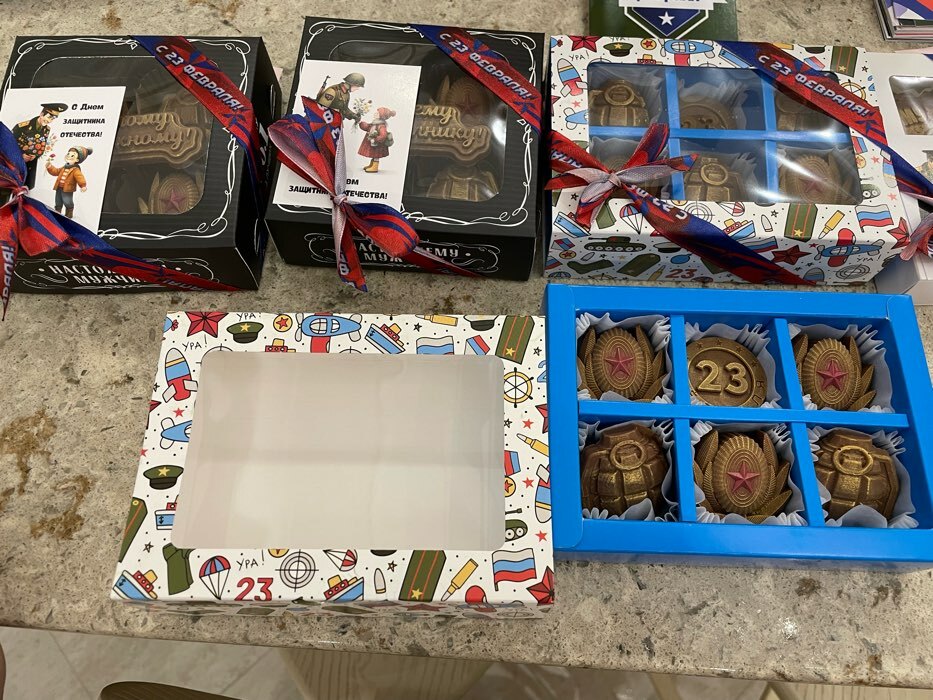 Фотография покупателя товара Коробка под 4 конфеты, кондитерская упаковка «Настоящему мужчине», 10.5 х 10.5 х 3.5 см - Фото 1