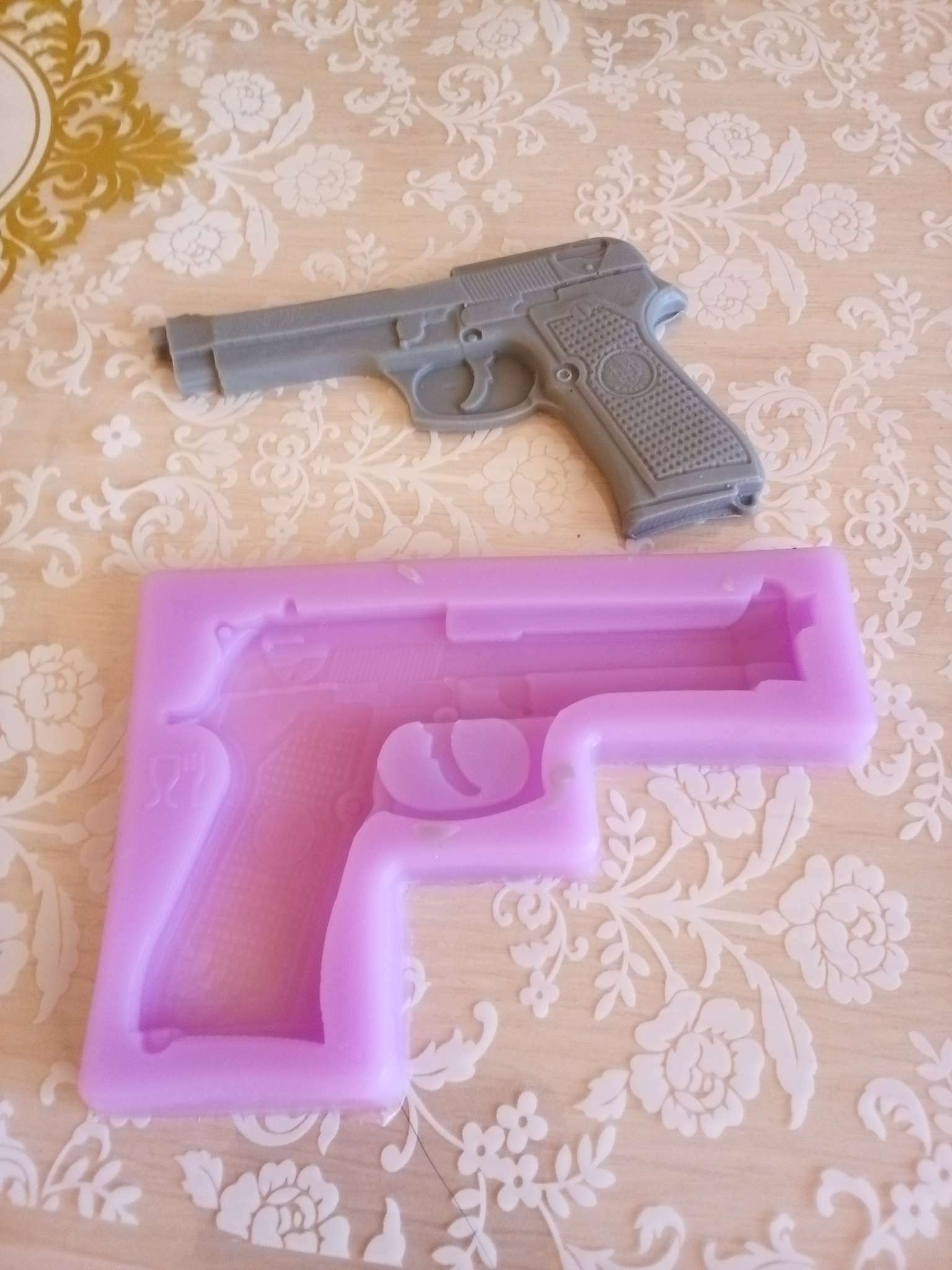 Фотография покупателя товара Молд «Пистолет», силикон, 11×7,5×1 см, цвет МИКС - Фото 2