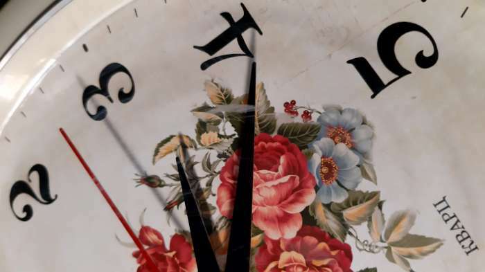 Фотография покупателя товара Часы настенные, интерьерные "Розы", d-23 см, бесшумные, корпус бежевый - Фото 2