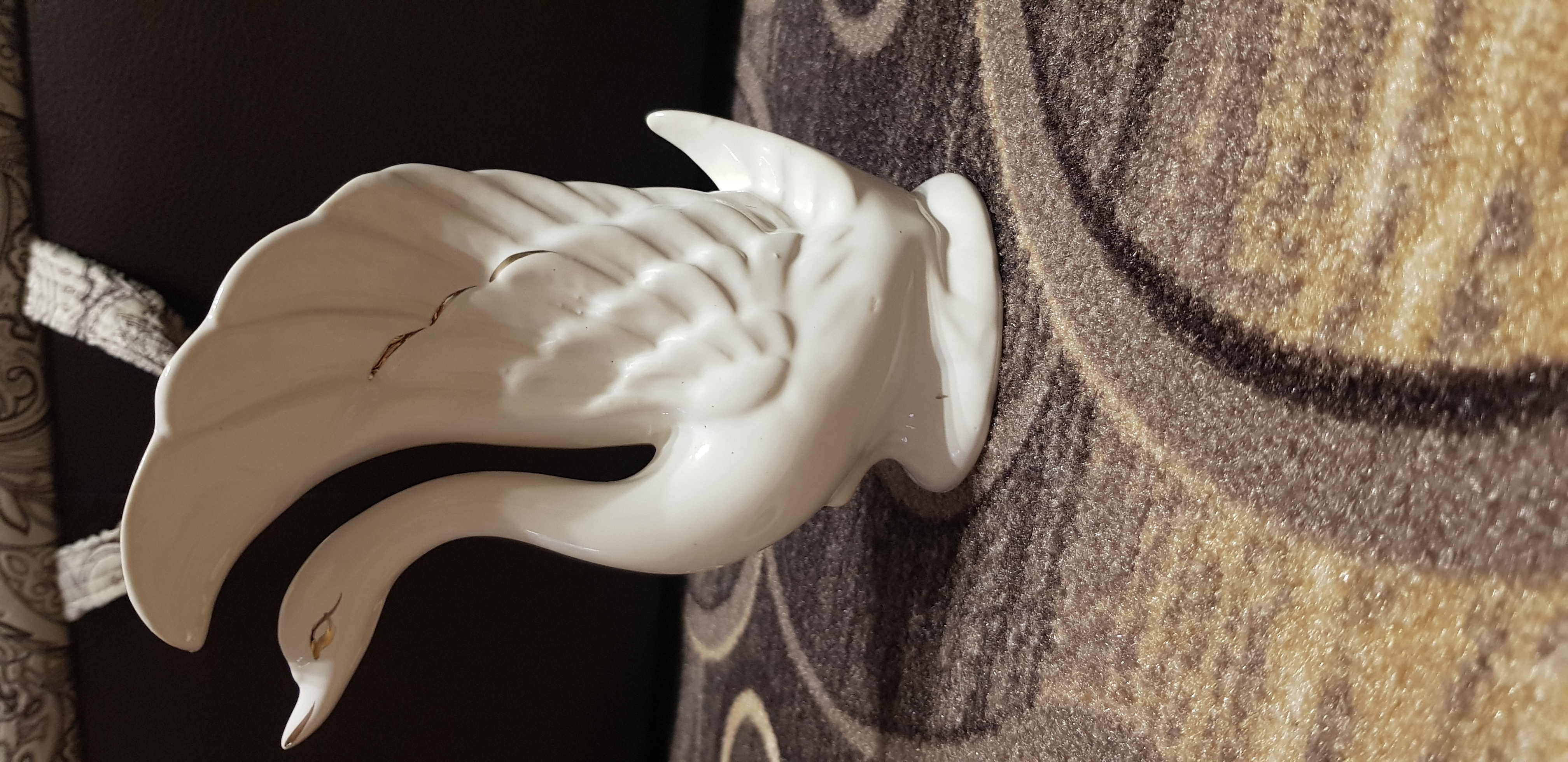 Фотография покупателя товара Ваза керамическая "Лебедь", настольная, золотой декор, лепка, белая, 19 см