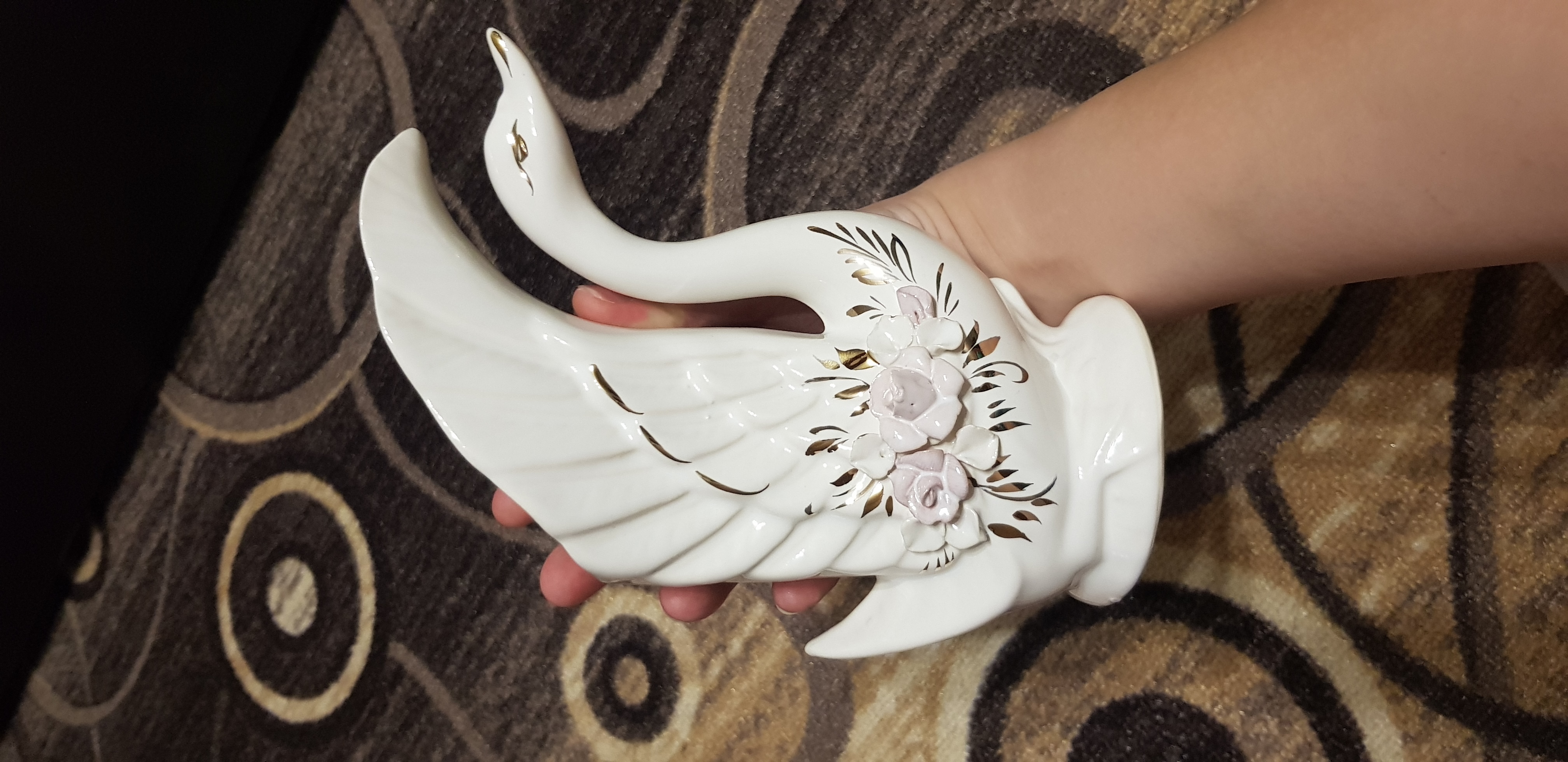 Фотография покупателя товара Ваза керамическая "Лебедь", настольная, золотой декор, лепка, белая, 19 см - Фото 3